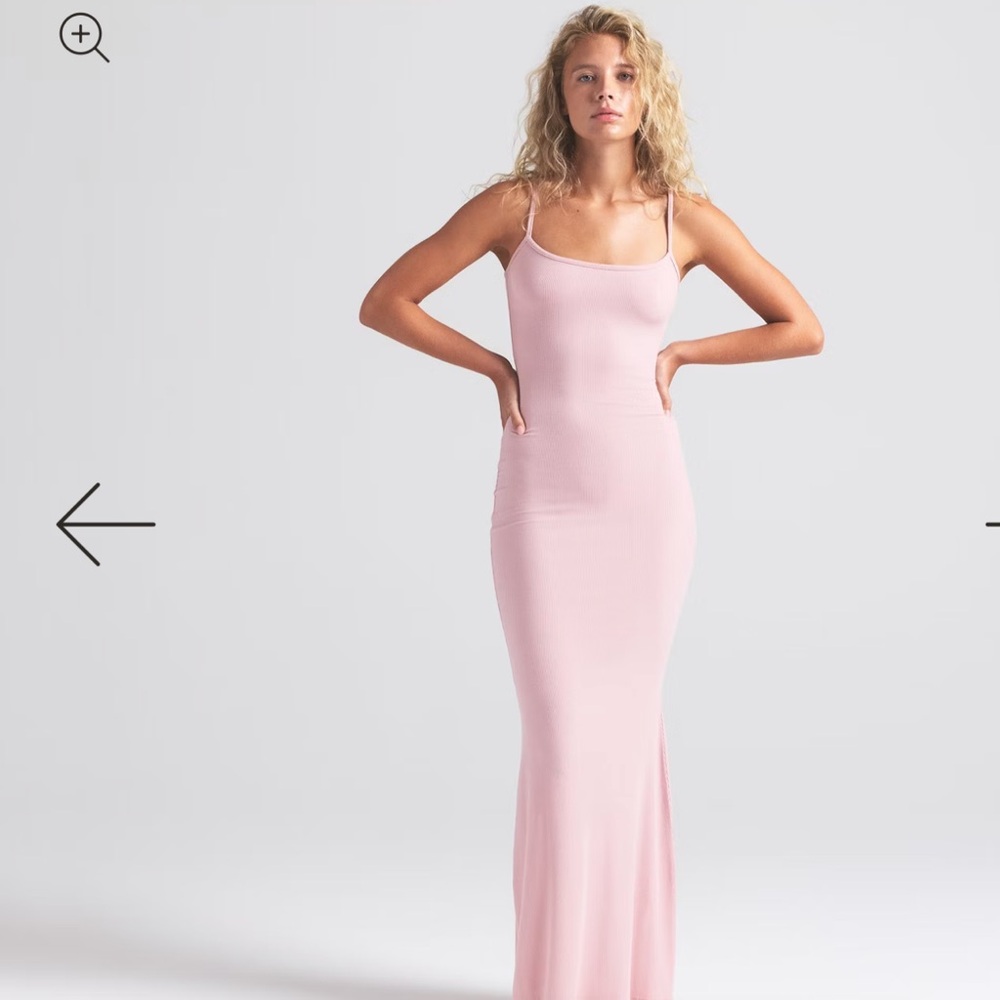 SKIMS Lounge Dress Peach NWT
Size small and a size medium.